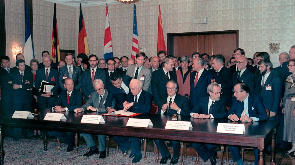 Unterzeichnung des Zwei-plus-Vier-Vertrags in Moskau (Quelle: akg-images / picture-alliance / dpa)