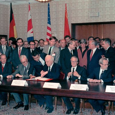 Unterzeichnung des Zwei-plus-Vier-Vertrags in Moskau (Quelle: akg-images / picture-alliance / dpa)