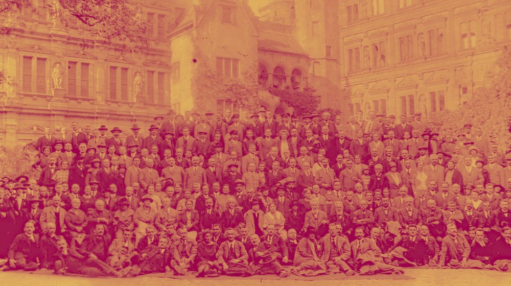 SPD-Parteitagsdelegierte vor dem Heidelberger Schloss (Quelle: Ernst Peukert, AdsD/FES, 6/FOTA044935)