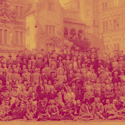 SPD-Parteitagsdelegierte vor dem Heidelberger Schloss (Quelle: Ernst Peukert, AdsD/FES, 6/FOTA044935)