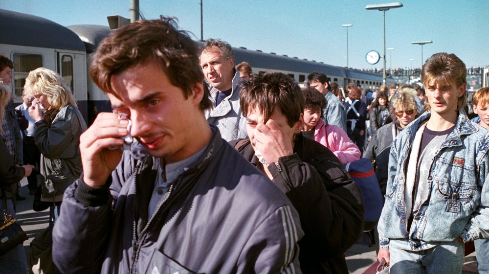 Aus der Prager Botschaft nach Hof in Oberfranken gebrachte DDR-Flüchtlinge (Quelle: akg-images / picture alliance / Kai-Uwe Wärne)