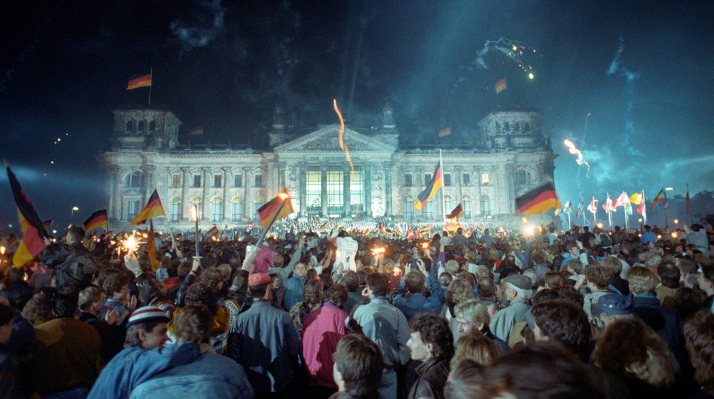 Tag der Deutschen Einheit 1990 vor dem Reichstag (Quelle: akg-images / picture-alliance / dpa)