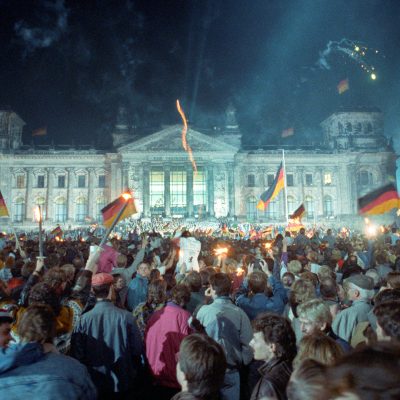 Tag der Deutschen Einheit 1990 vor dem Reichstag (Quelle: akg-images / picture-alliance / dpa)