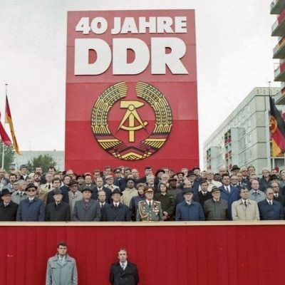 Ehrentribüne auf der Berliner Karl-Marx-Allee zum 40. Jahrestag der DDR (Quelle: Bundesarchiv, Bild 183-1989-1007-402 / Franke, Klaus / CC-BY-SA)