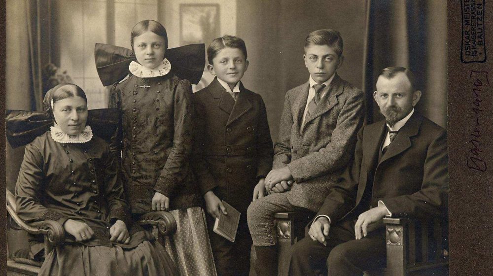 Familie in sorbischer Tracht (Quelle: Sorbisches Institut e. V., Fotograf: Oscar Meister)