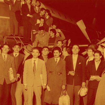 Die ersten türkischen Gastarbeiter am Flughafen Düsseldorf im November 1961 (Quelle: akg-images / picture-alliance / Wolfgang Hub)