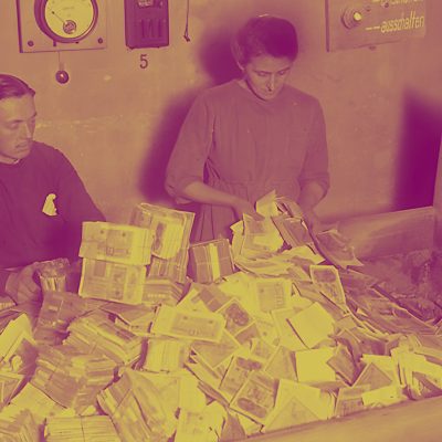 Vernichtung von Papiergeld 1924 (Quelle: Bundesarchiv, Bild 102-00238 / Pahl, Georg, CC-BY-SA 3.0)