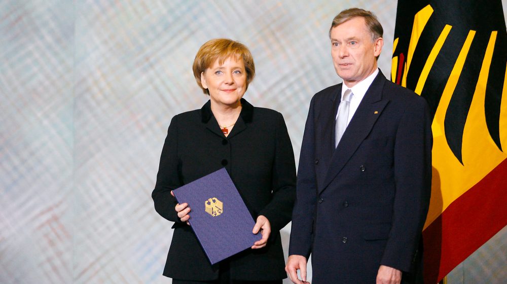 Angela Merkel bei der Ernennung durch Bundespräsident Horst Köhler (Quelle: akg-images / dpa)