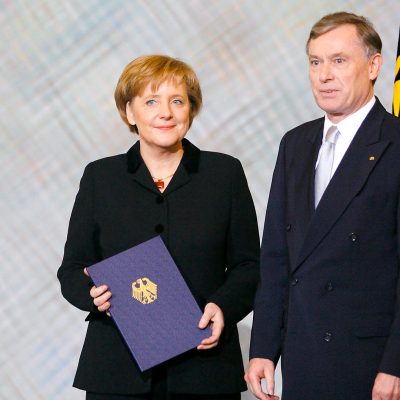 Angela Merkel bei der Ernennung durch Bundespräsident Horst Köhler (Quelle: akg-images / dpa)