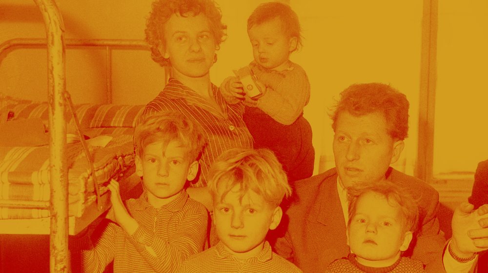 Lokomotivführer Harry Deterling mit seiner Familie im Flüchtlingslager Berlin-Marienfelde (Quelle: akg-images / picture-alliance / dpa)