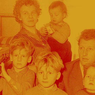 Lokomotivführer Harry Deterling mit seiner Familie im Flüchtlingslager Berlin-Marienfelde (Quelle: akg-images / picture-alliance / dpa)