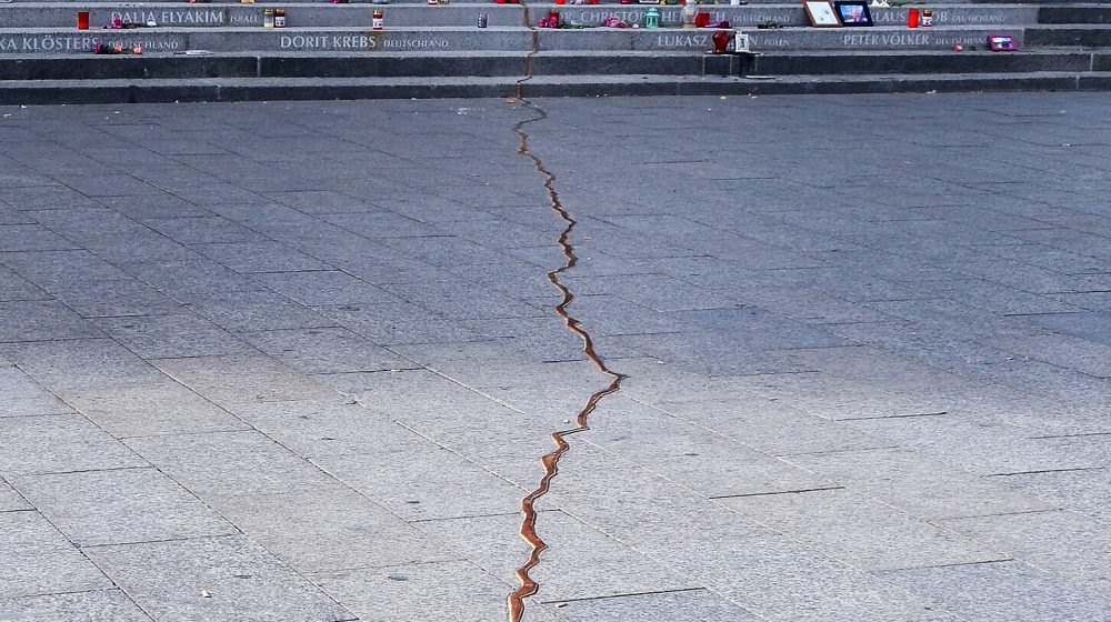 Mahnmal “Goldener Riss” (Quelle: Foto: C. Suthorn, CC BY-SA 4.0)