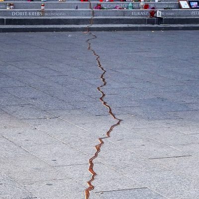 Mahnmal “Goldener Riss” (Quelle: Foto: C. Suthorn, CC BY-SA 4.0)