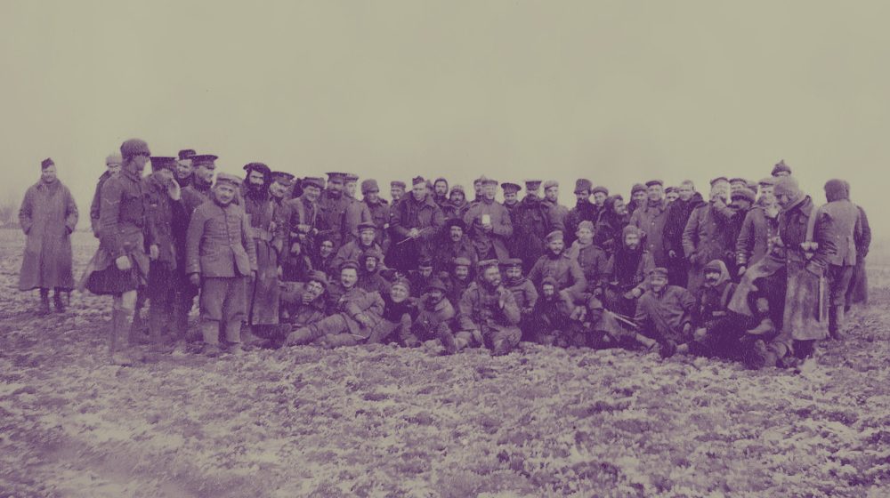 Deutsche und britische Soldaten an Weihnachten im Niemandsland (Quelle: Photograph Courtesy of The Gordon Highlanders Museum)