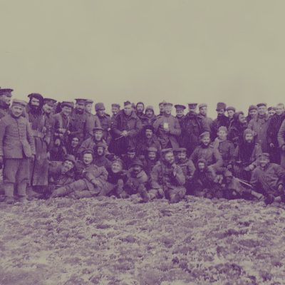 Deutsche und britische Soldaten an Weihnachten im Niemandsland (Quelle: Photograph Courtesy of The Gordon Highlanders Museum)