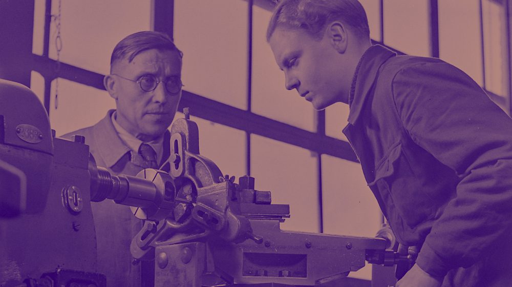 Symbolbild: Ausbilder und Lehrling bei Borgward um 1938/1940 (Quelle: Deutsche Fotothek / Karl Theodor Gremmler)