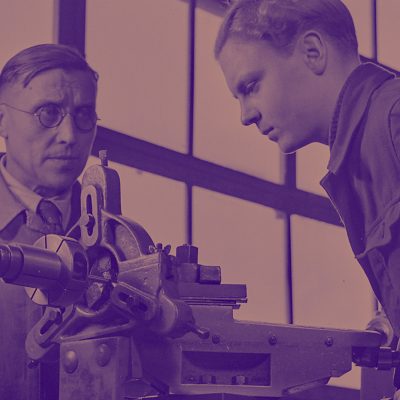 Symbolbild: Ausbilder und Lehrling bei Borgward um 1938/1940 (Quelle: Deutsche Fotothek / Karl Theodor Gremmler)