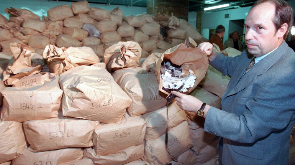 Von der Stasi geschredderte Akten (Quelle: akg-images/picture-alliance/dpa)