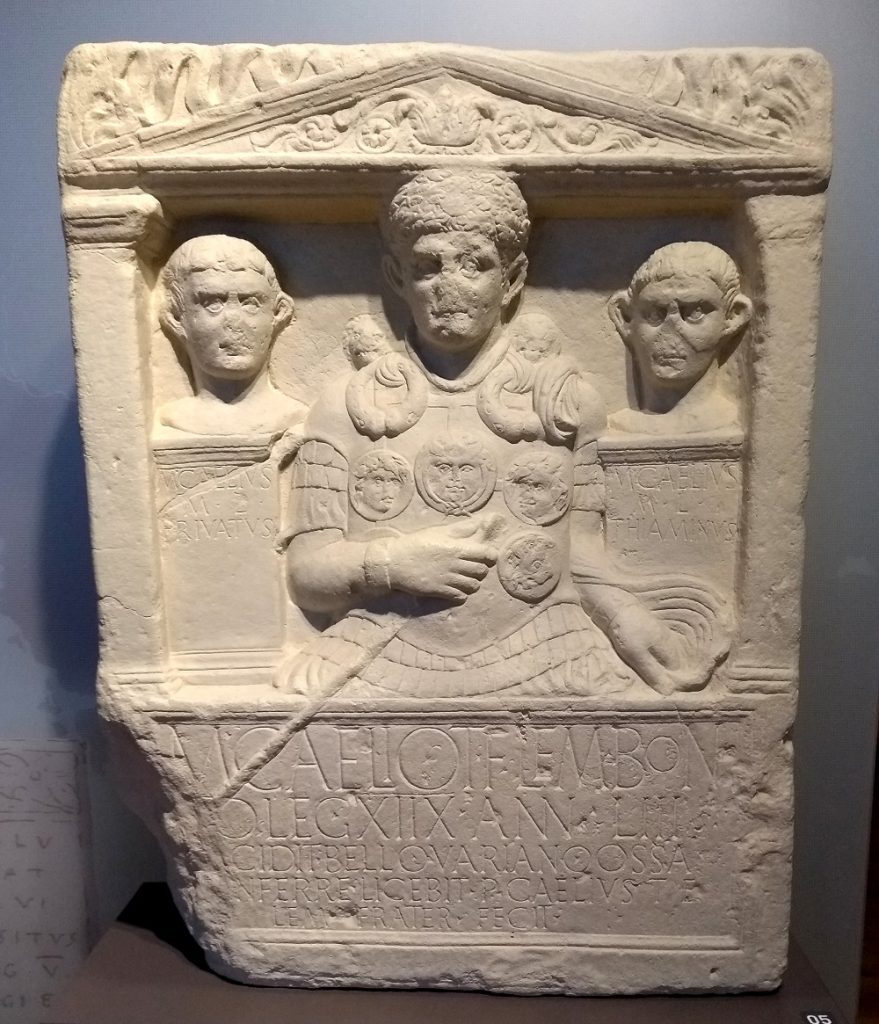 Grabstein eines in der Varusschlacht gefallenen römischen Offiziers, Kopie im LVR-RömerMuseum Xanten (Quelle: Heiko Fischer, CC BY-SA 4.0, via Wikimedia Commons)