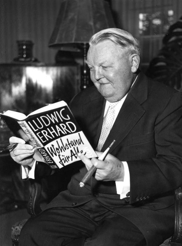 Einer der Architekten des „Wirtschaftswunders“: Wirtschaftsminister Ludwig Erhard, 1957