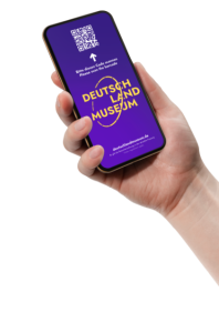 Handy mit digitalem Ticket des Deutschlandmuseums in einer Hand