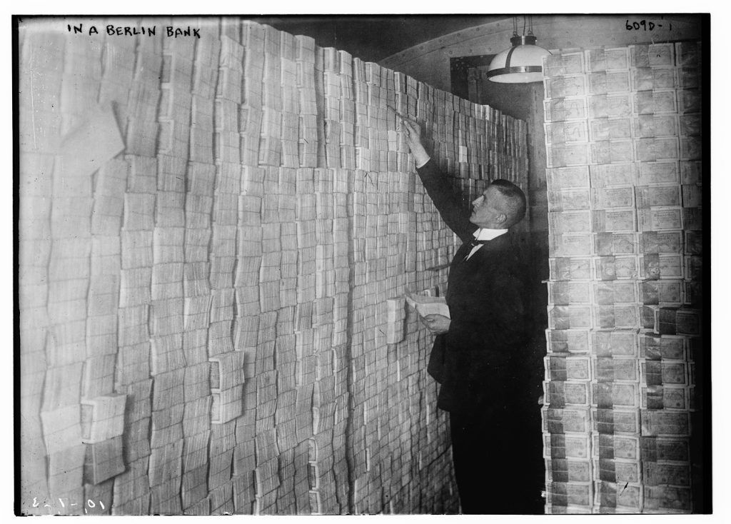 Wertlose Geldberge: Banknoten-Stapel im Keller einer Berliner Bank, 1923 (Quelle: Bain News Service, publisher, Public domain, via Wikimedia Commons)